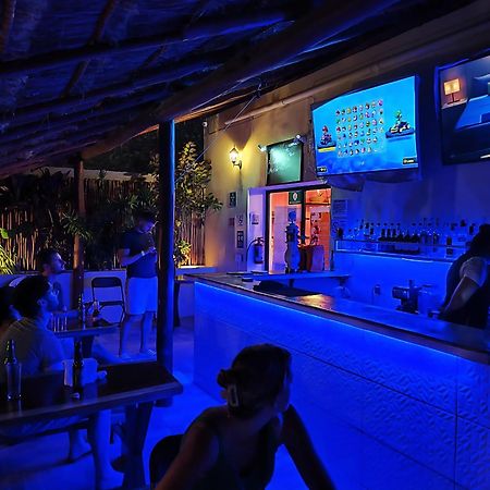 New Friends Hostel & Bar Adults Only バリャドリッド エクステリア 写真