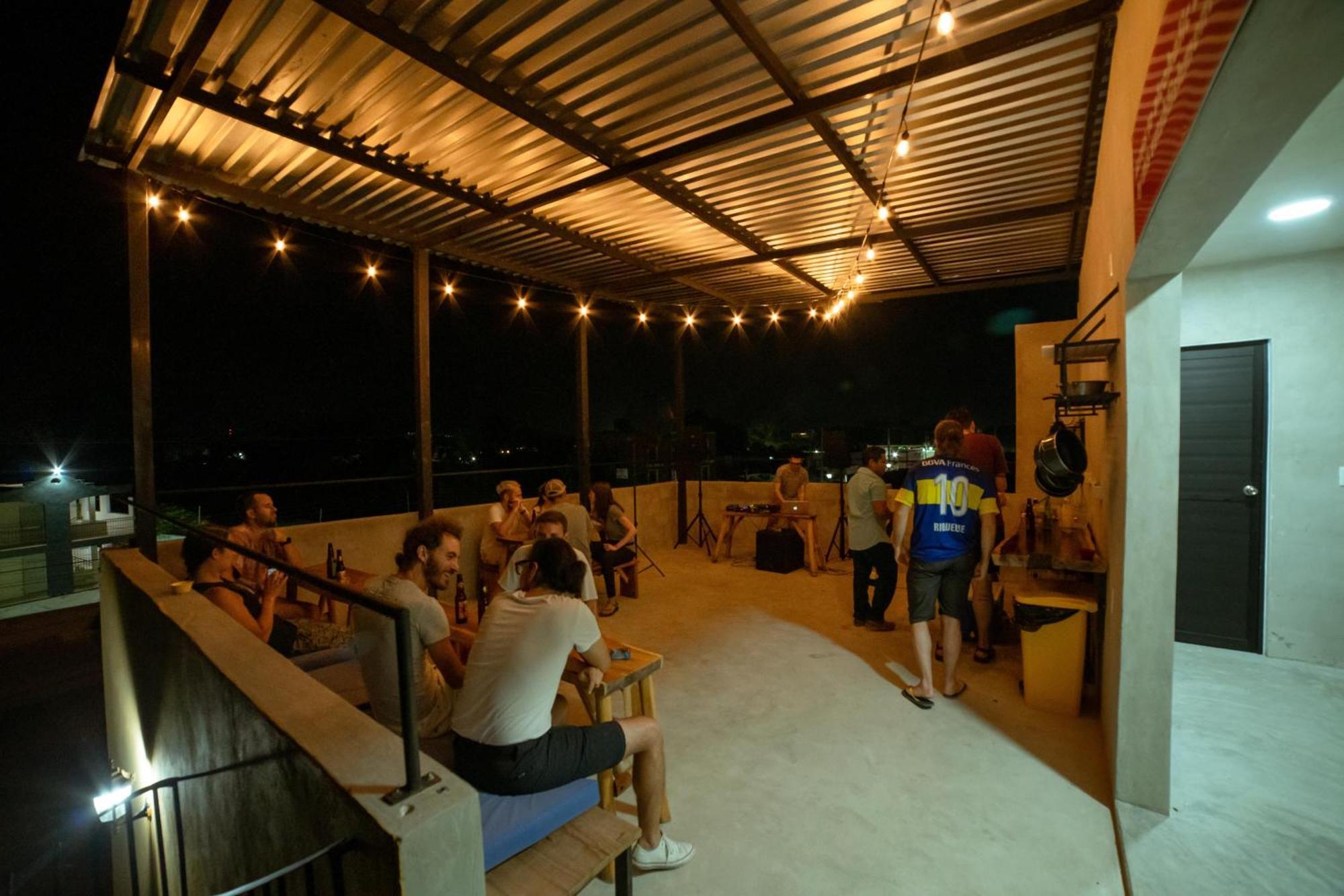 New Friends Hostel & Bar Adults Only バリャドリッド エクステリア 写真