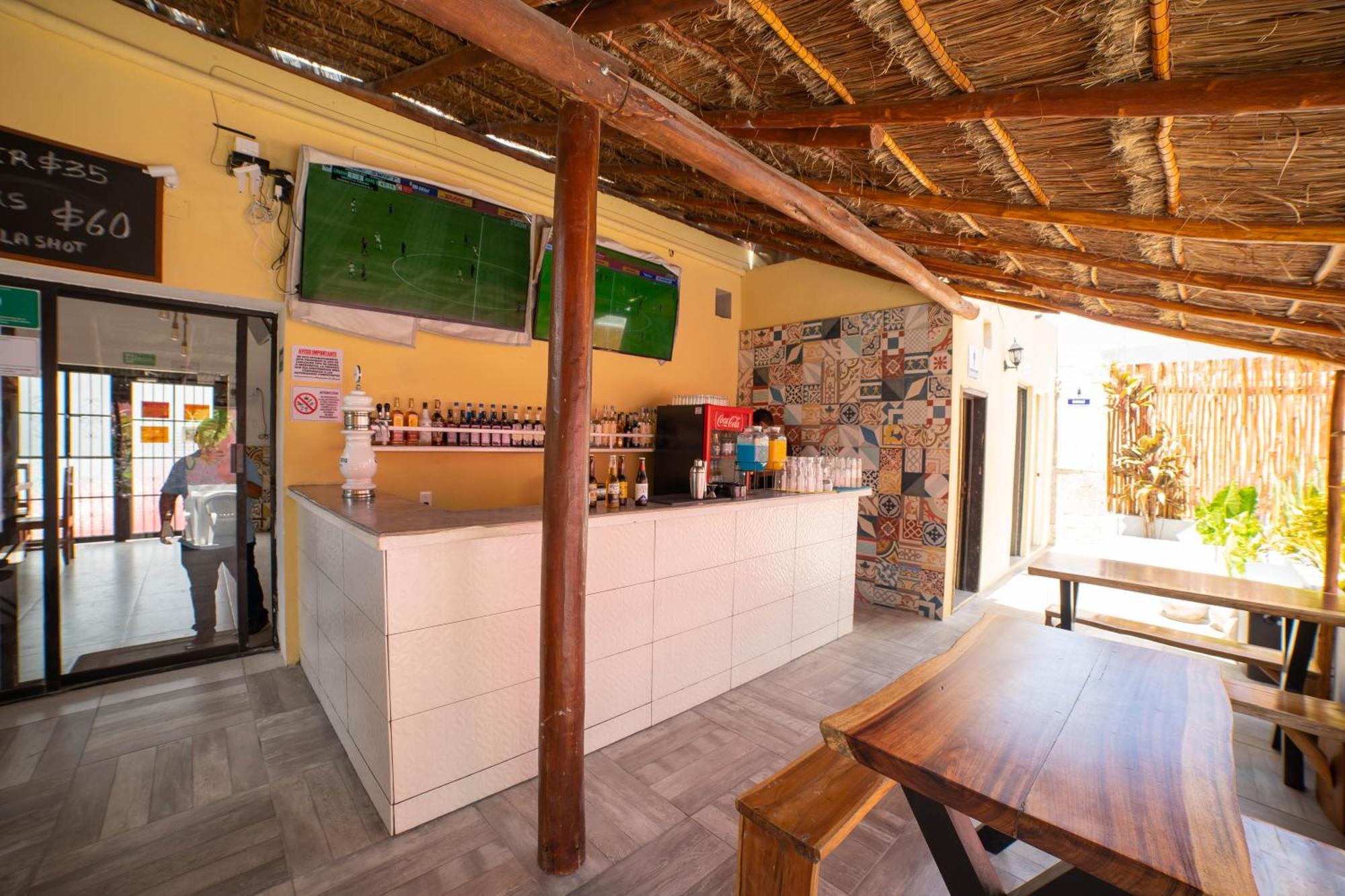 New Friends Hostel & Bar Adults Only バリャドリッド エクステリア 写真